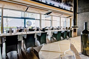 2 restaurantes; se sirven cenas 