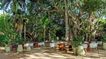 Se sirven desayunos y almuerzos; cocina internacional; con vista al mar
