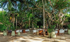 Breakfast, lunch, dinner served; international cuisine, sea views 