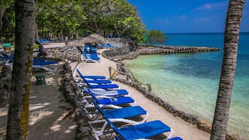 Bar en la playa, kayak, bote de remos