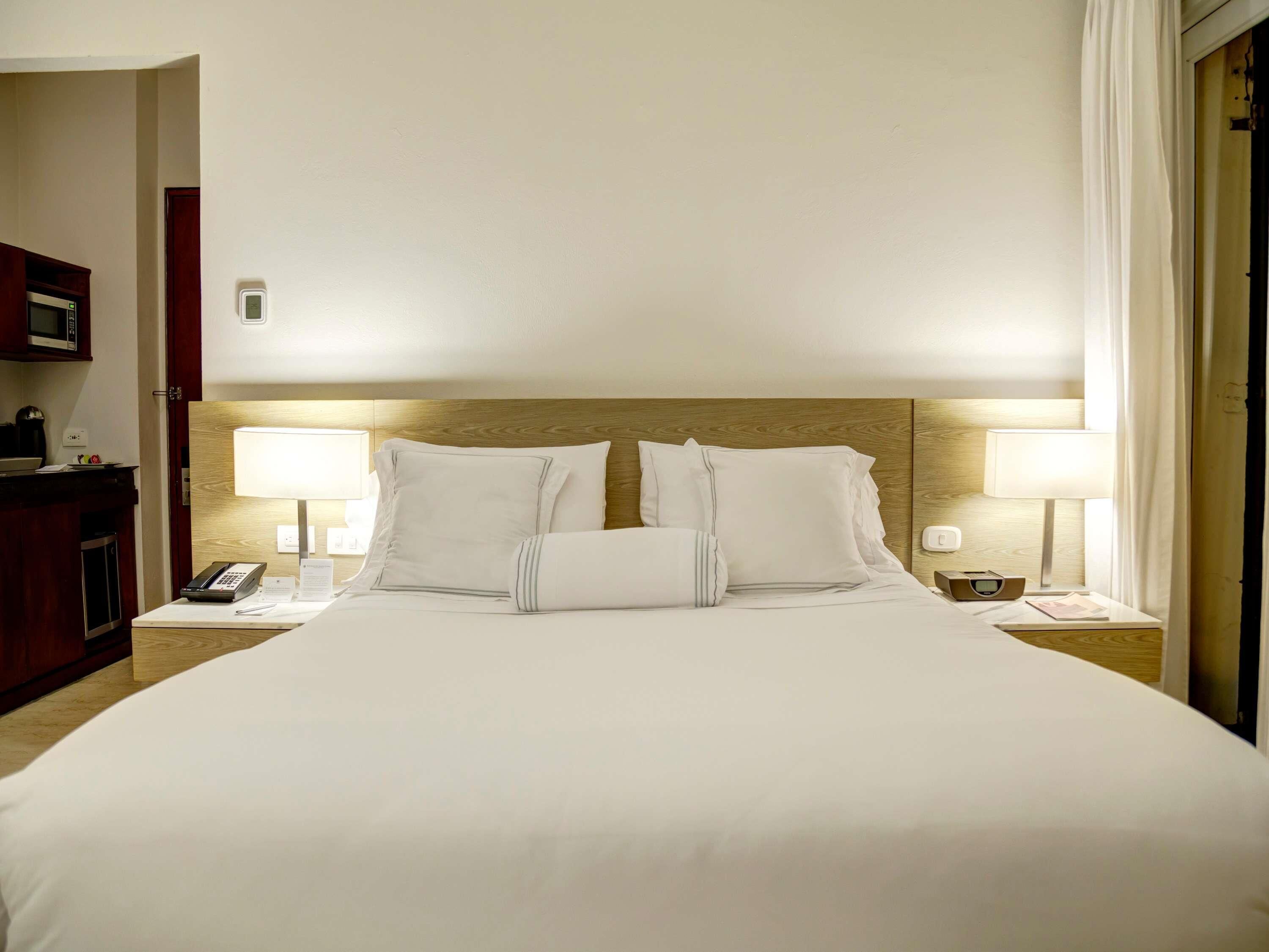 高档床上用品、羽绒被、迷你吧、客房内保险箱