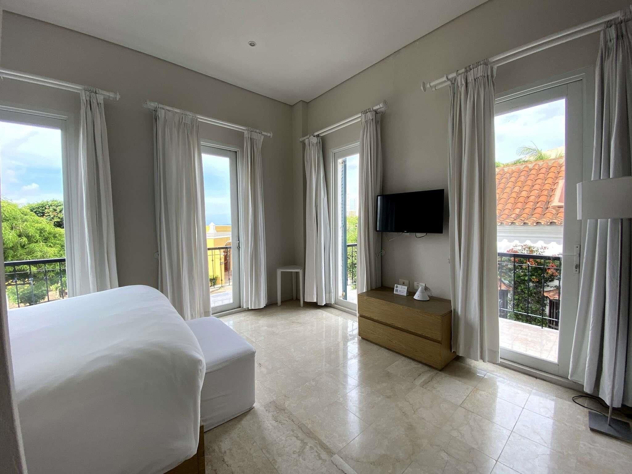 Chambre Deluxe, 1 grand lit, vue mer | Literie de qualité supérieure, couette en duvet d'oie, minibar