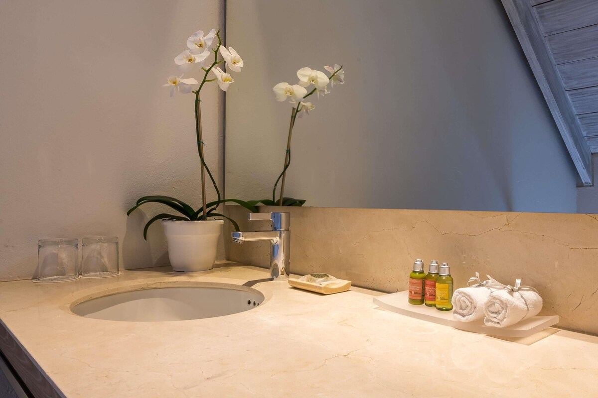 Ropa de cama de alta calidad, edredón y minibar 
