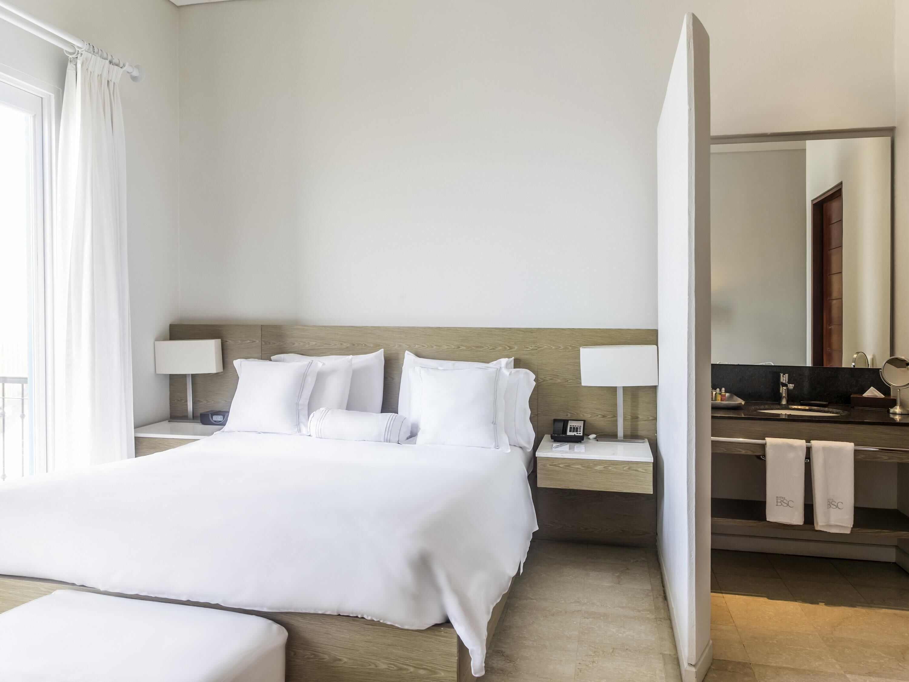 Deluxe Room, 1 Queen Bed, Sea View | Premium bedding, down duvets, minibar, in-room safe