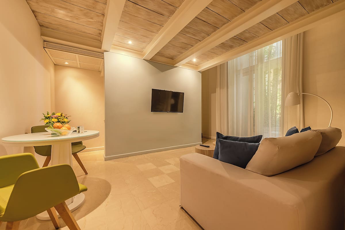 2 bedrooms, premium bedding, down comforters, minibar