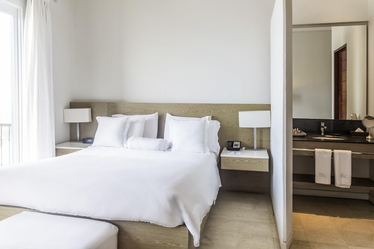 Deluxe Room, 1 Queen Bed, Sea View | Premium bedding, down comforters, minibar, in-room safe