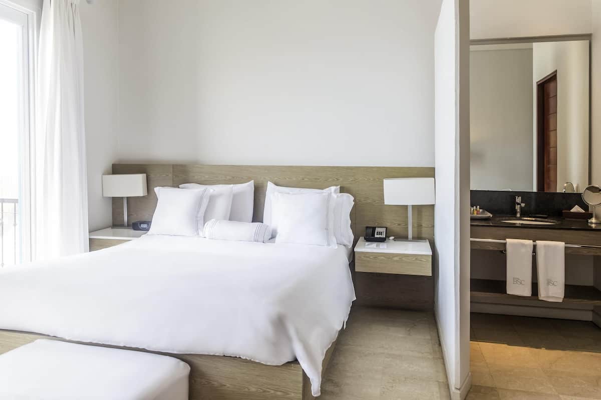 Deluxe kamer, 1 queensize bed, uitzicht op zee | Luxe beddengoed, donsdekens, een minibar, een kluis op de kamer