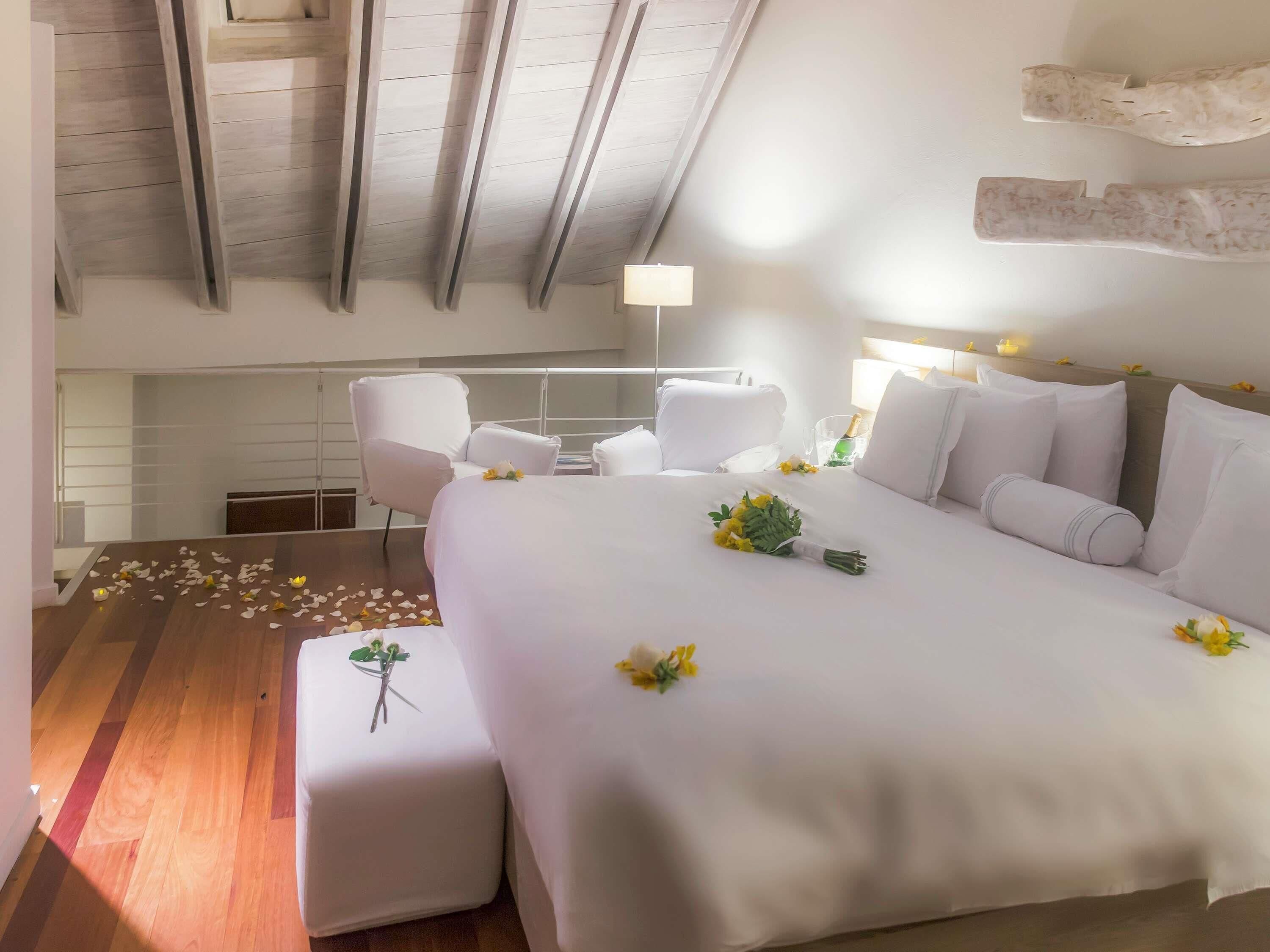 Premium bedding, down comforters, minibar, in-room safe