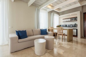 Perhesviitti, 1 suuri parisänky, merinäköala (Duplex) | Oleskelualue | 43–tuumainen LED-televisio, jossa kaapelikanavat