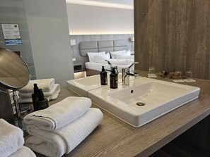 Kamar Double Comfort, 1 Tempat Tidur King, akses difabel | Kamar mandi | Shower, perlengkapan kamar mandi ramah lingkungan,  dan pengering rambut