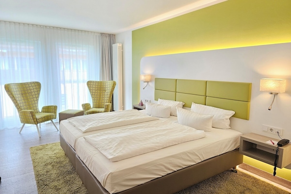 Kamar Double Comfort, 1 Tempat Tidur King | Seprai premium, brankas, meja kerja, dan ruang kerja ramah laptop