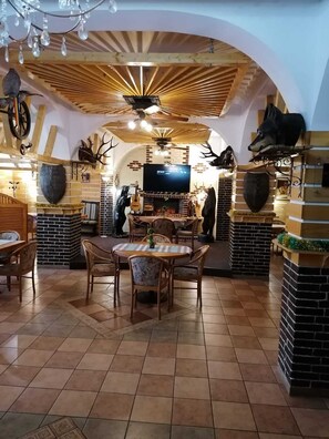Lunch and dinner served, local and international cuisine - La Sura Getilor (Suceava)
