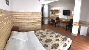 Triple Room | In-room safe, desk, iron/ironing board, free WiFi - La Sura Getilor (Suceava)