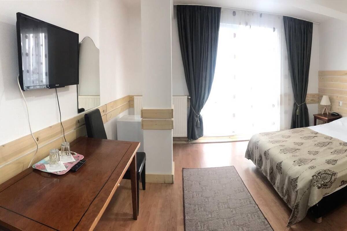 Triple Room | In-room safe, desk, iron/ironing board (on request), WiFi (free)