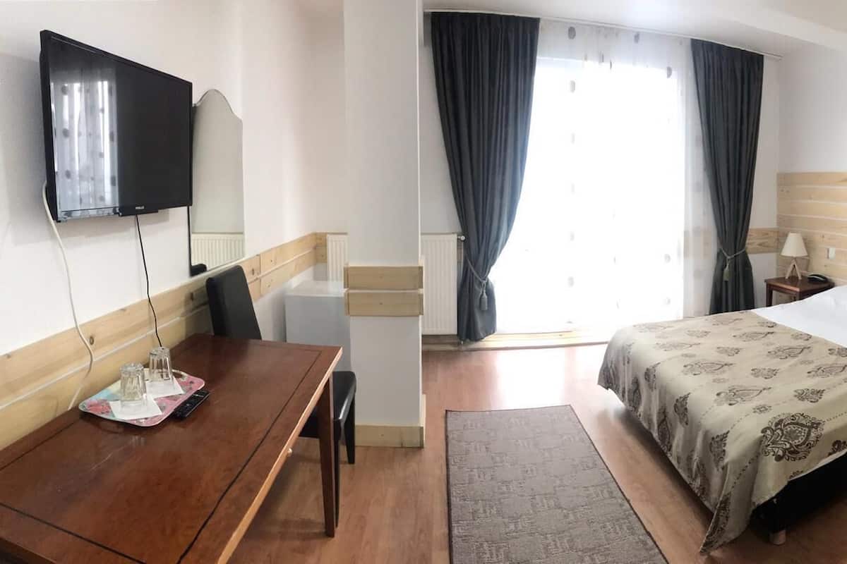 Triple Room | In-room safe, desk, iron/ironing board, free WiFi