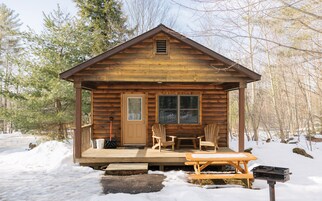 Cabaña económica, 1 cama Queen size | Edredón, decoración personalizada y muebles diferentes 