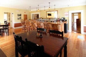 Free daily full breakfast  - Hale Springs Inn (Rogersville)