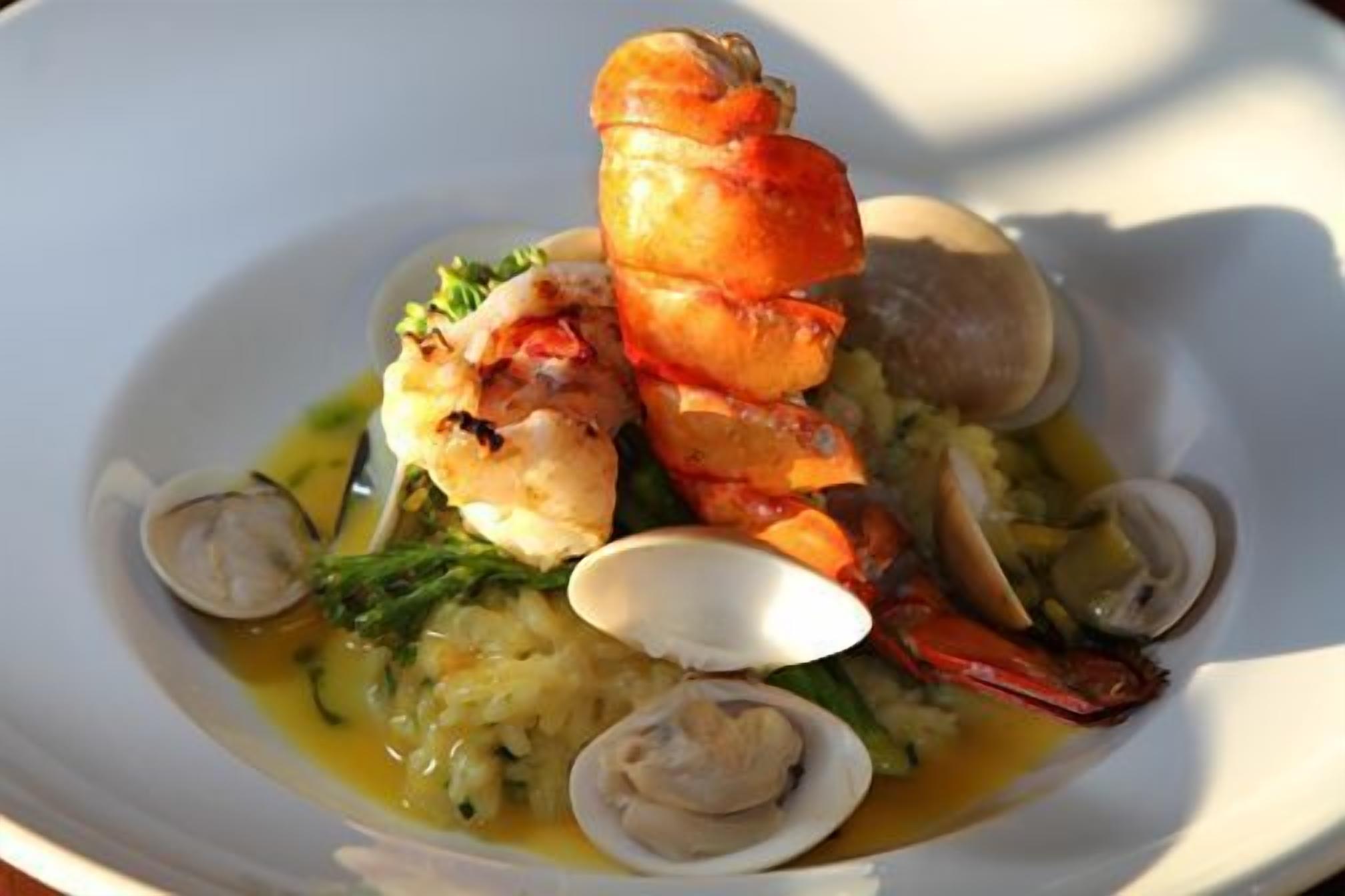 Un plato de mariscos con almejas y camarones.