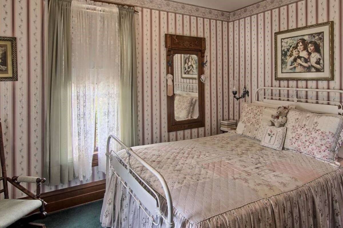 Standard Double Room, Ensuite (Victoriana Room)