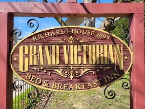 Exterior - Grand Victorian B&B Inn (Bellaire)