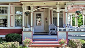 Exterior - Grand Victorian B&B Inn (Bellaire)