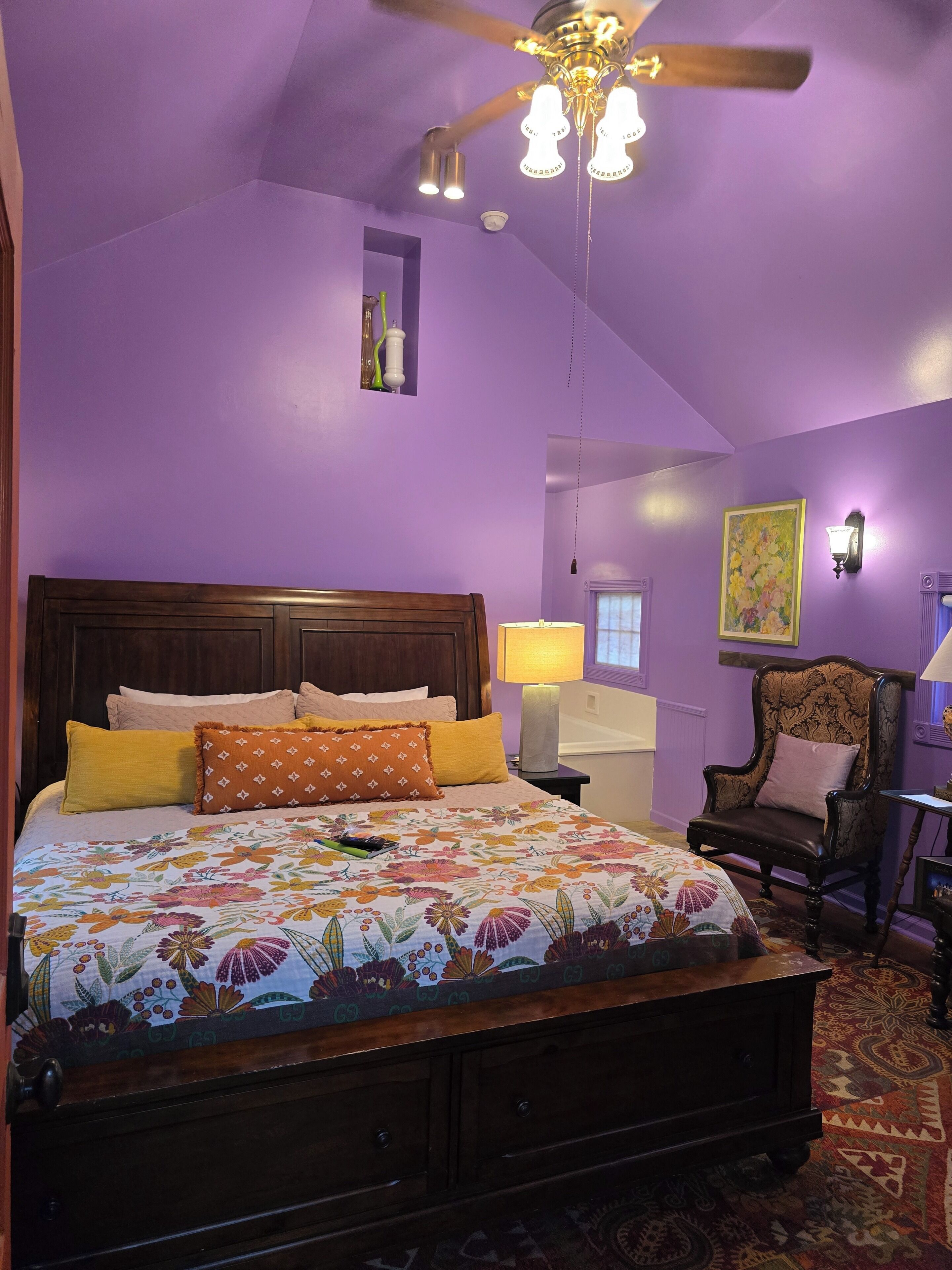 Cabaña romántica, 1 cama de matrimonio grande, bañera de hidromasaje | Sábanas de algodón egipcio, decoración individual, mobiliario individual