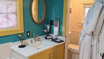 Chalet rustique romantique, salle de bain privée | Salle de bain | Baignoire et douche séparées, baignoire à remous