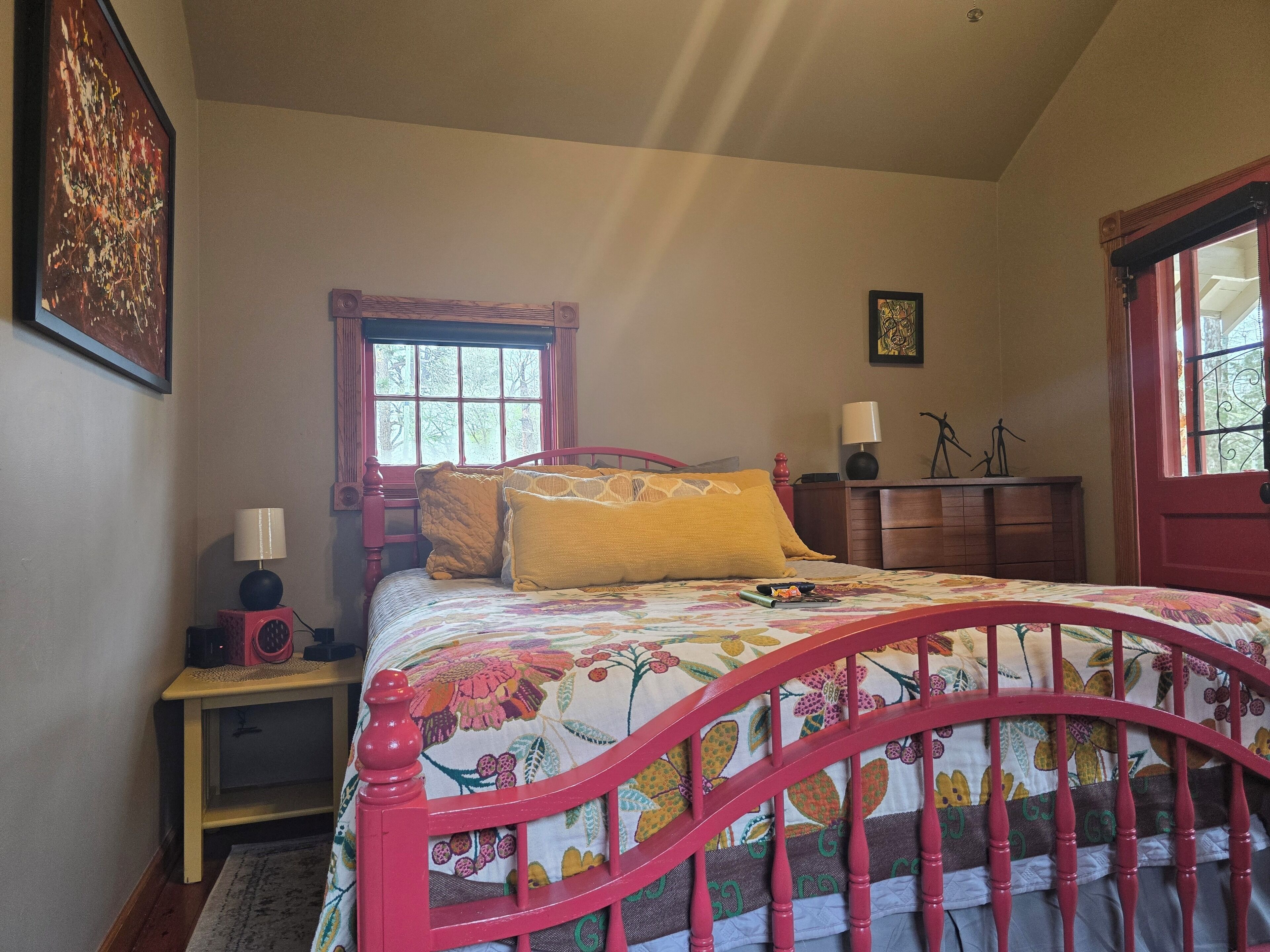 Romantische Ferienhütte, 1 Queen-Bett, Whirlpool | Bettwäsche aus ägyptischer Baumwolle, individuell dekoriert