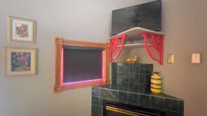 Cabaña romántica, 1 cama de matrimonio, bañera de hidromasaje | Sábanas de algodón egipcio, decoración individual, mobiliario individual