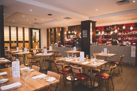 Breakfast, lunch and dinner served . Melbourne Dandenong Central Apartment