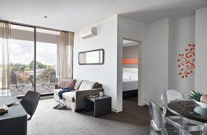 32-inch LCD TV with digital channels, TV - Melbourne Dandenong Central Apartment (Dandenong)