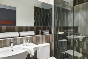 Shower, free toiletries, hair dryer, towels - Melbourne Dandenong Central Apartment (Dandenong)