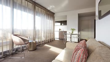 2 bedrooms, individually decorated, individually furnished, desk