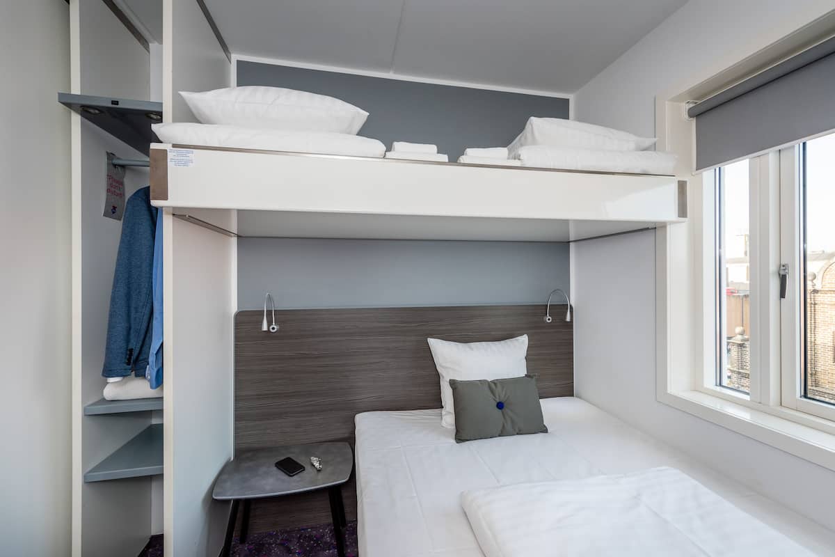 Standard+ 140cm Queen bed | Allergitestade sängkläder, skrivbord och ljudisolering