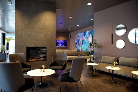 Sitzecke in der Lobby. CABINN Aalborg Hotel