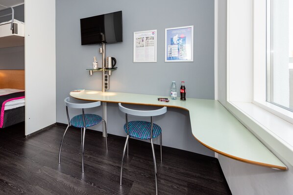 Hypo-allergenic bedding, desk, soundproofing, iron/ironing board - CABINN Aalborg Hotel (Aalborg)