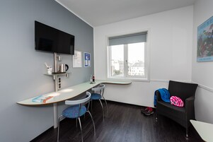 Ropa de cama hipoalergénica, escritorio y sistema de insonorización