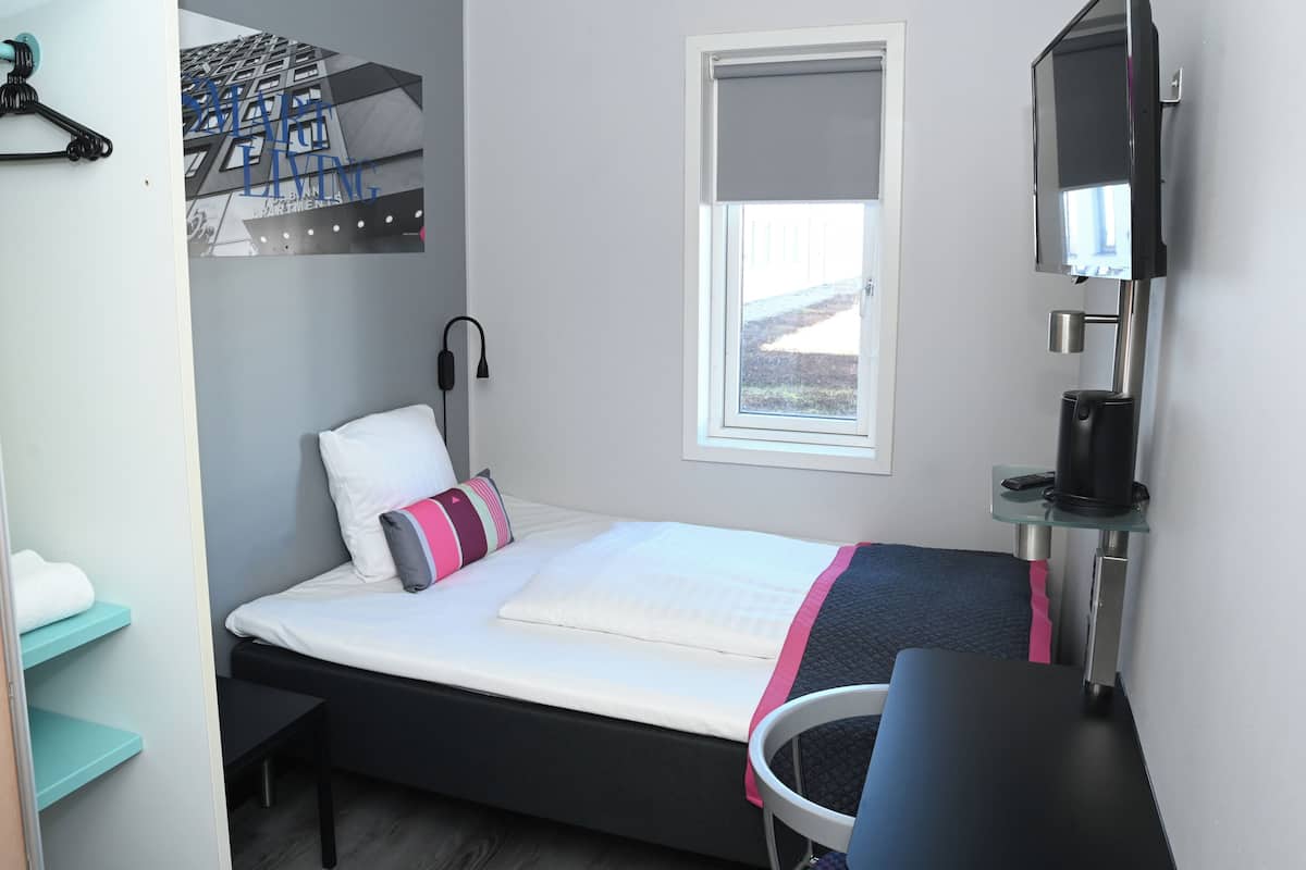 Standard Double Room | Hypo-allergenic bedding, desk, soundproofing, iron/ironing board