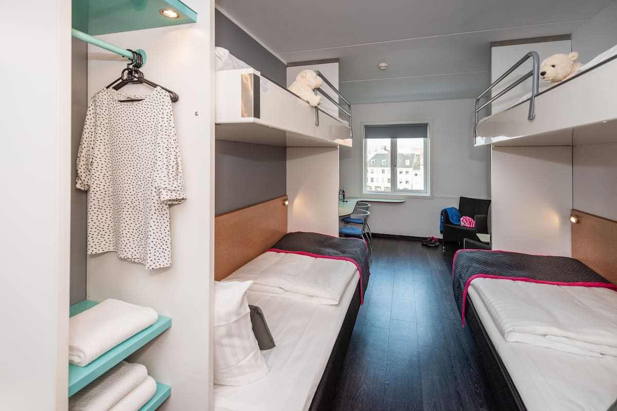 Habitación familiar | Ropa de cama hipoalergénica, escritorio y insonorización