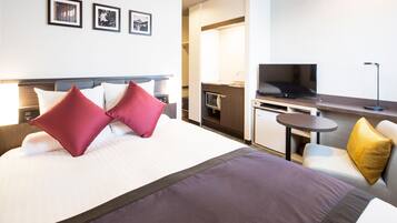 Escritorio, tabla de planchar con plancha, wifi gratis y ropa de cama