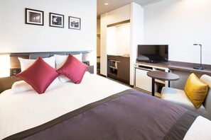 Desk, iron/ironing board, free WiFi, bed sheets - Hotel MyStays Kanda (Tokyo)