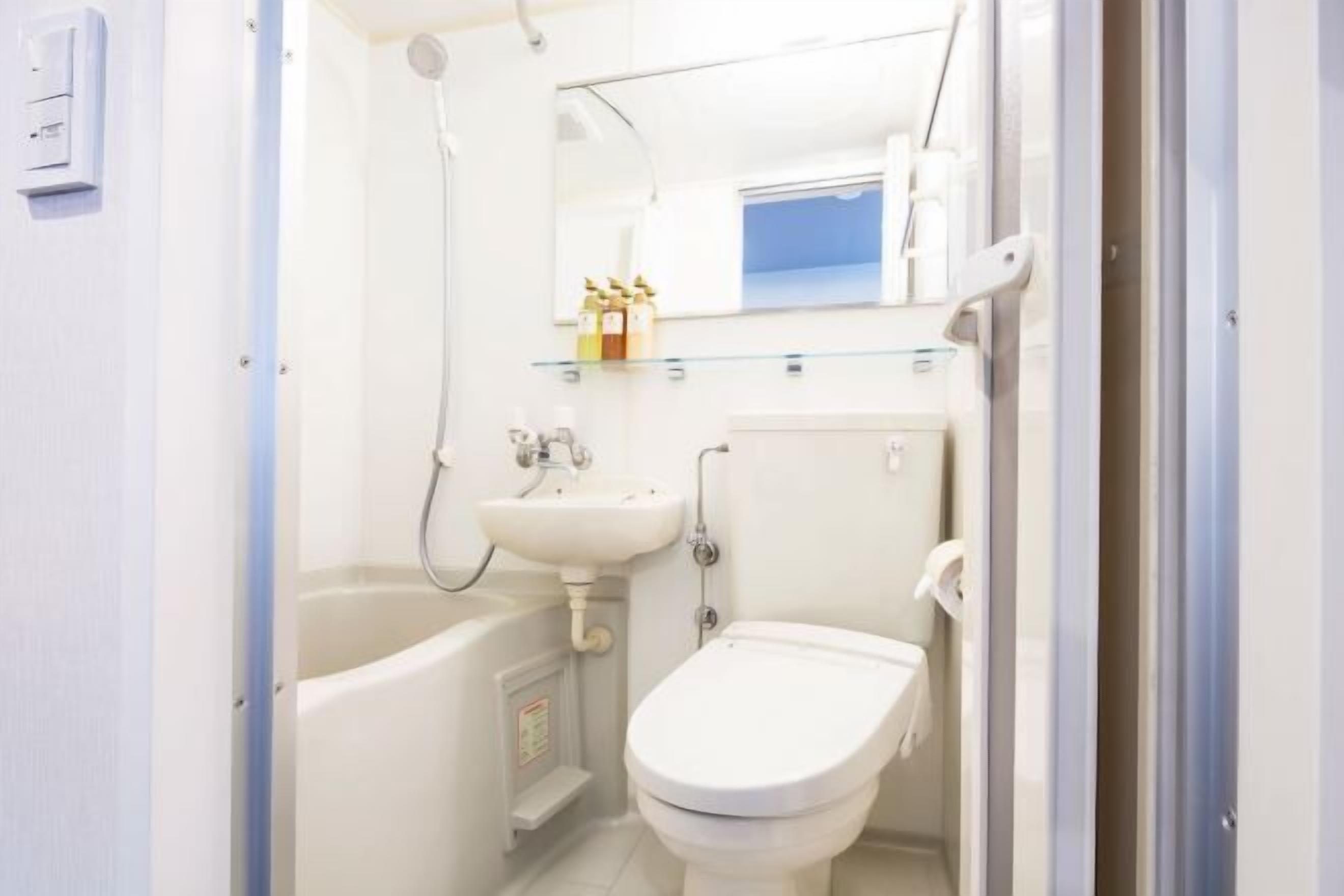 Kombinasi shower/bathtub dan perlengkapan mandi gratis