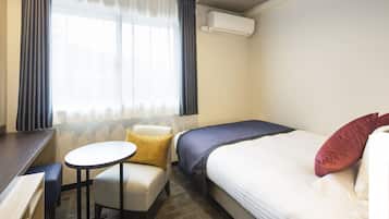 Escritorio, tabla de planchar con plancha, wifi gratis y ropa de cama