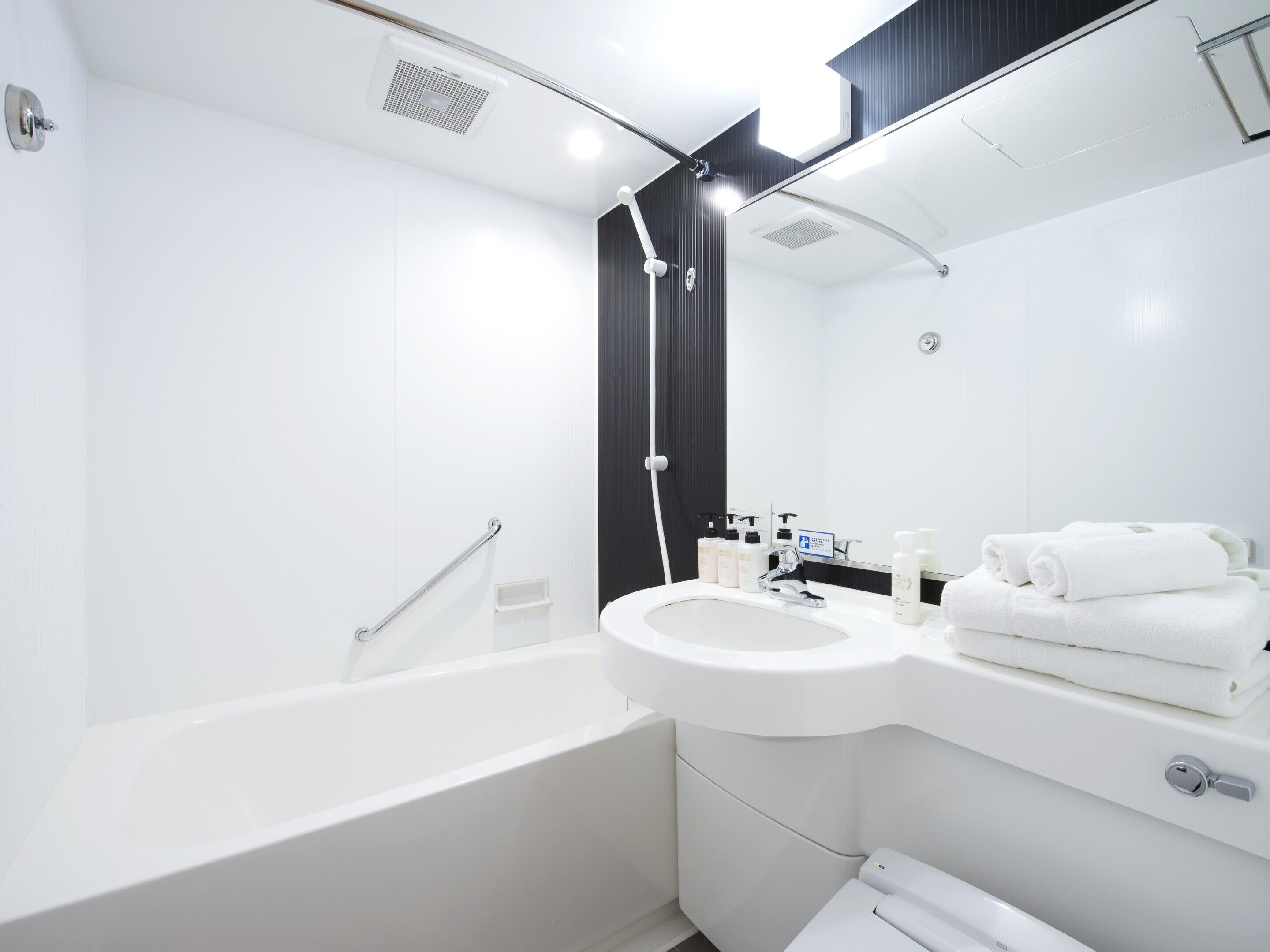 combined shower/bathtub, free toiletries, hair dryer, slippers