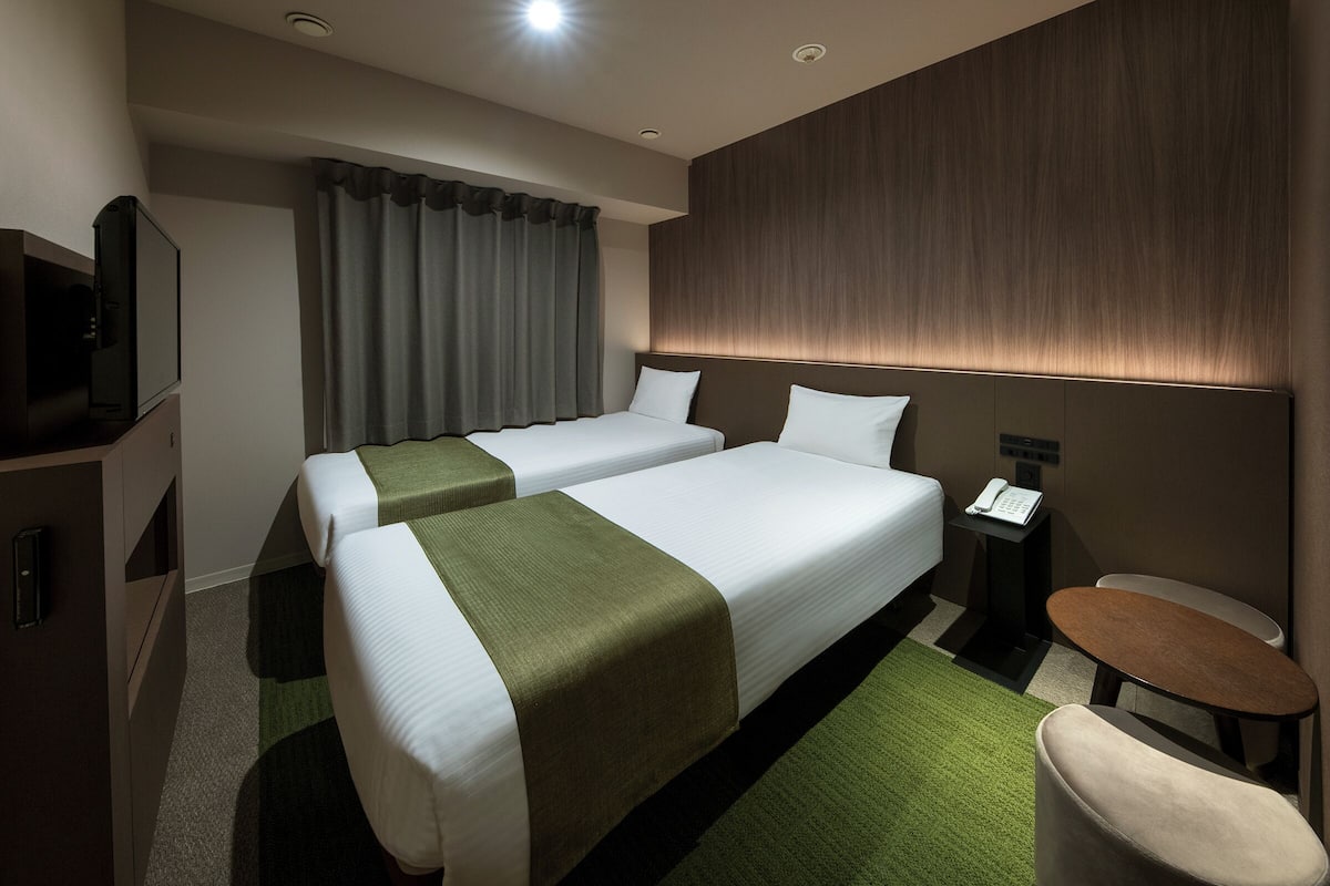 In-room safe, soundproofing, free WiFi, bed sheets