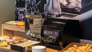 A buffet setup with various food items, a coffee machine, and a beverage dispenser. - Hotel Villa Fontaine Tokyo - Kudanshita (Tokyo)