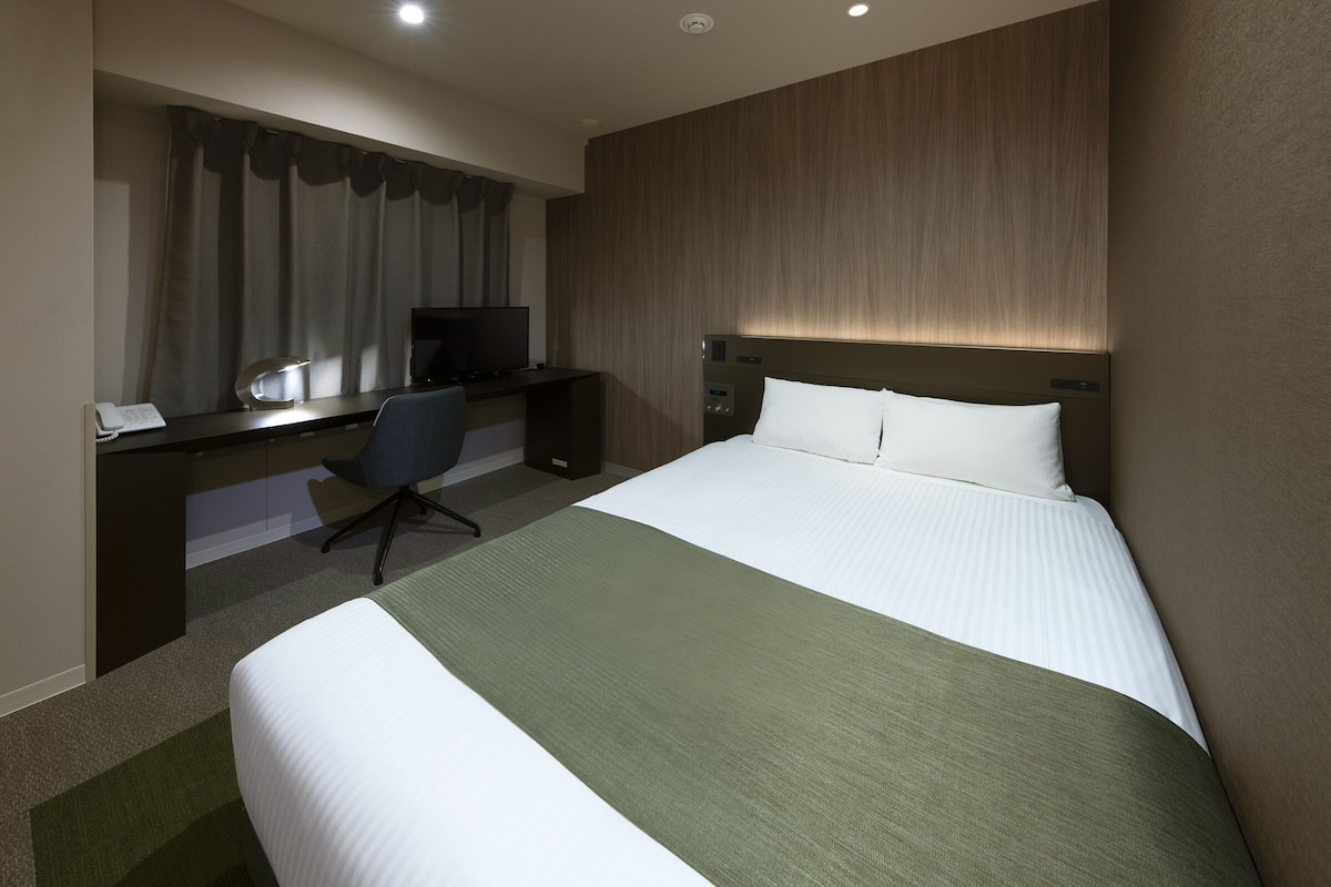 In-room safe, soundproofing, free WiFi, bed sheets