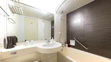 Een bad/douchecombinatie, een diep bad, gratis toiletartikelen