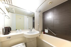 シャワー付き浴槽、深めの浴槽、バスアメニティ (無料)、ヘアドライヤー