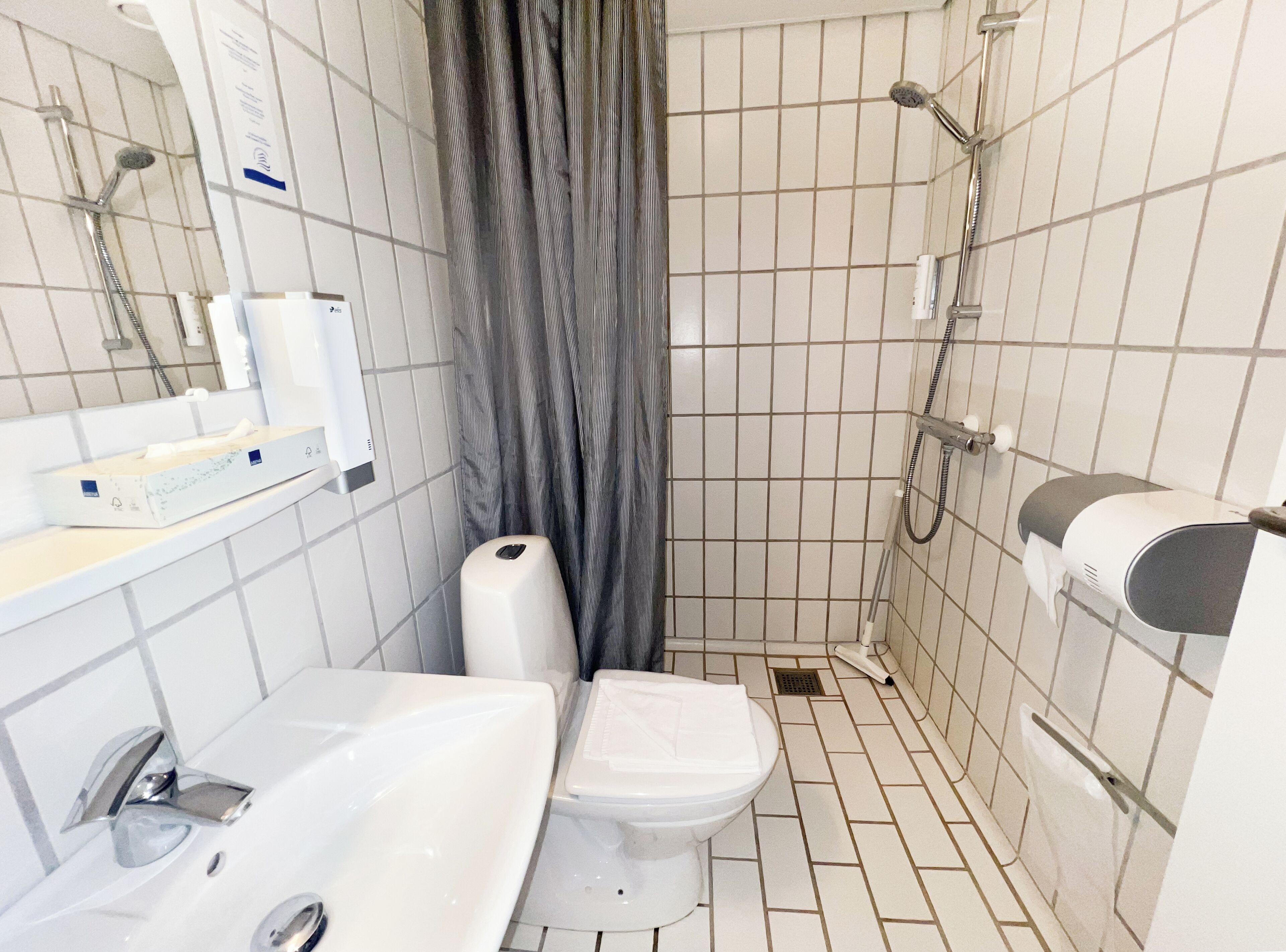 comfort single room | bathroom | shower, eco-friendly toiletries, hair dryer, towels